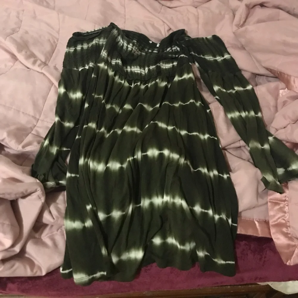 Green romper. - Picture 2 of 6